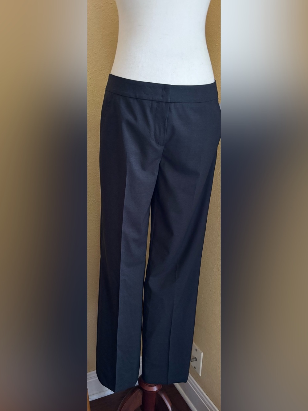 Akris punto Classic Black straight leg Women's Dress Pants. Size 4. 99%wool